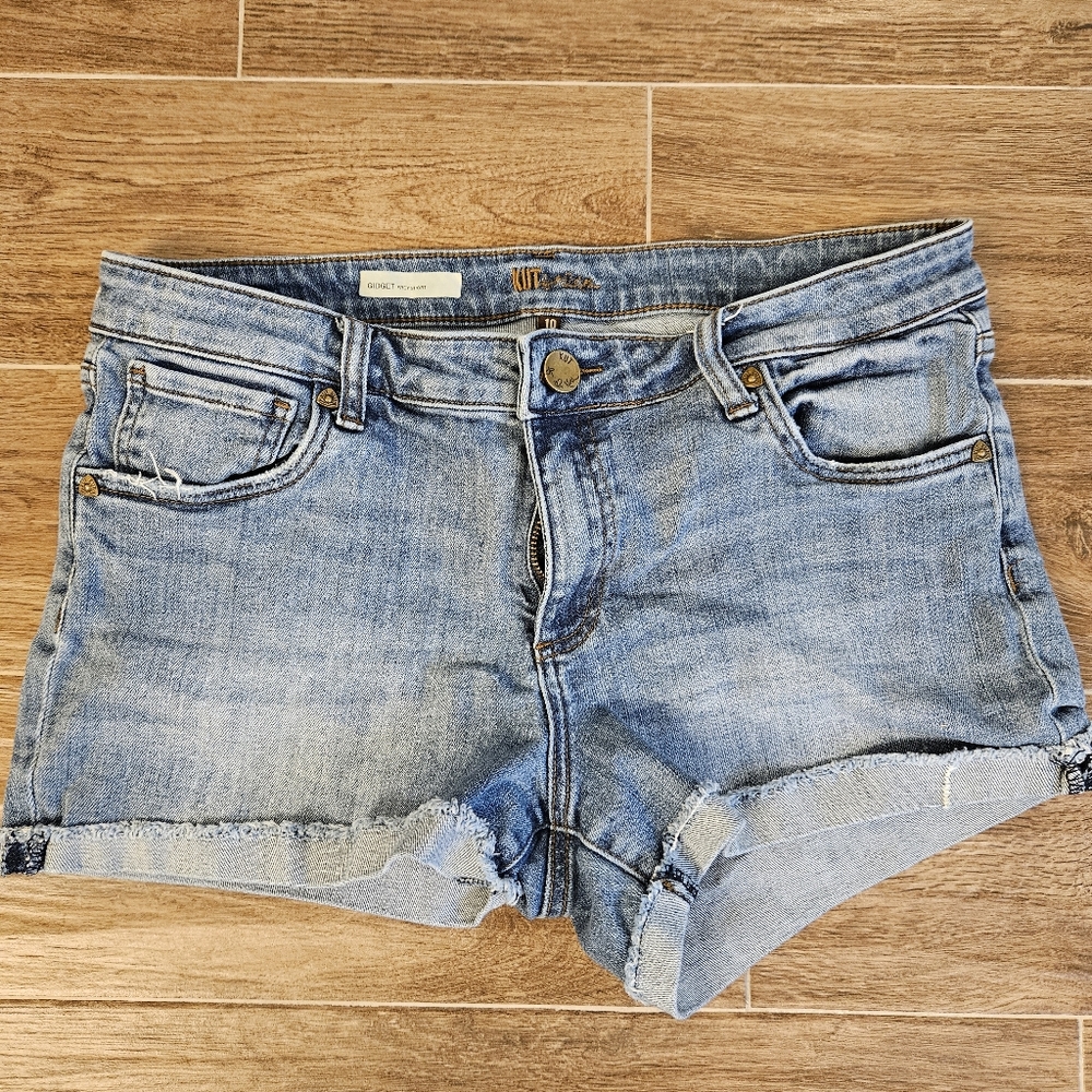 Kut from the Kloth Gidget Fray Shorts – Light Wash – Size 10